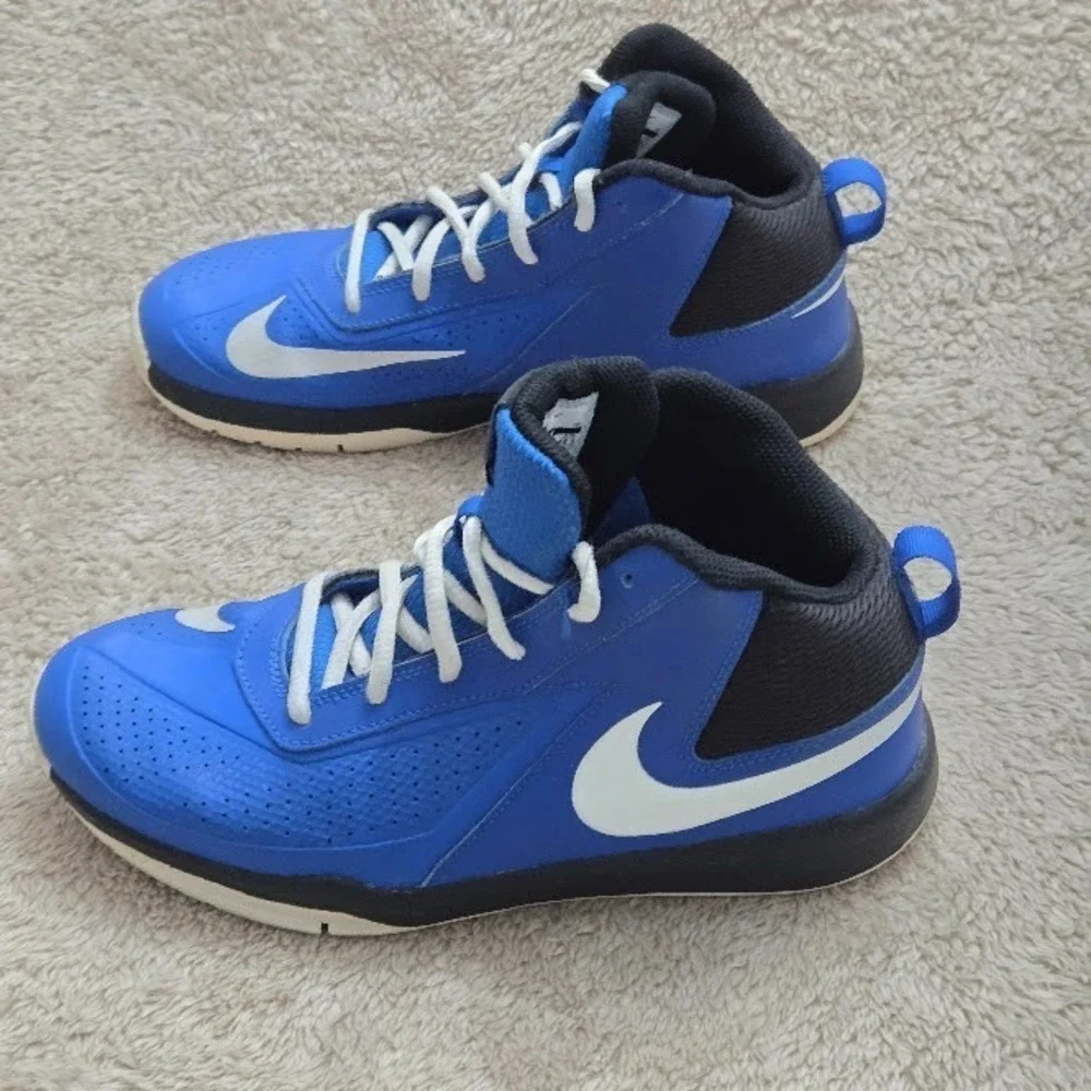 Nike Team Hustle D7 Basketball Shoes 747998-401‎ - Size 6.5Y